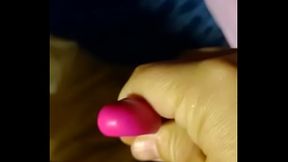 amiga con vibrador a punto del orgasmo