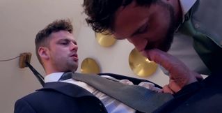 Kissing and fucking with two guys who get gapin'