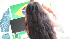 gabriella andrade no esquenta antes da selecao entrar em campo ela vai batendo um bolao