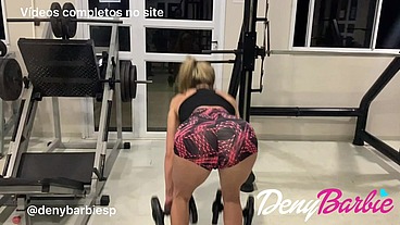 Fui para academia e depois agarrei o macho de pau preto (RED) - www.dennybarbie.com.br