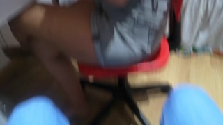 Visito a mi hermanastra española y me pide dinero a cambio de sexo