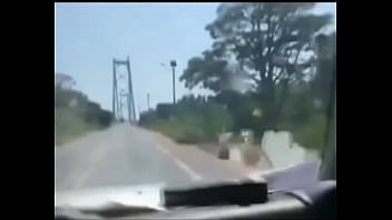 homem angolano gritando macaco