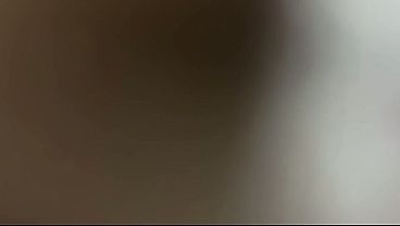 la chica de limpieza me pillo tocandome y me dio una mamada