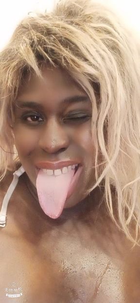 Anoniema Rose&#039;s bathroom thickness
