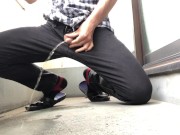 自宅ベランダ　中年が昼のベランダでおしっこ！外をみたら通行人と目が合いそう・・・
