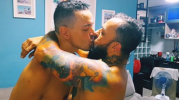 Chamei dois pintores pra pintar o meu apartamento e paguei eles com sexo - Parte 02