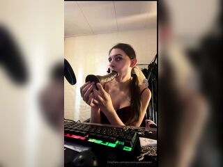 sissy hotty sucks off large bbc sextoy live on stream