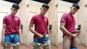 Alan Tokers sé masturba en él trabajó