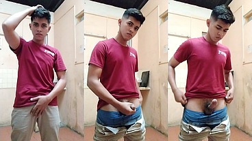 Alan Tokers sé masturba en él trabajó