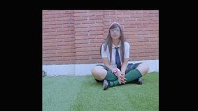 muchachas mexicanas! una muchacha colegiala en el patio! estudiantes al aire libre! completo