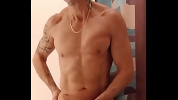 Je baise mon cul de salope dans la salle de bains, vid&eacute_o compl&egrave_te non flout&eacute_e.
