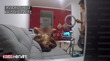 Kriss Hotwife Mulher De Corno Chupa O Barbeiro Em Casa e Corno Filma Tudo