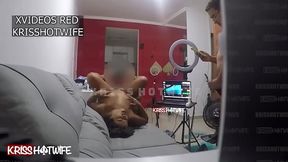 Kriss Hotwife Mulher De Corno Chupa O Barbeiro Em Casa e Corno Filma Tudo
