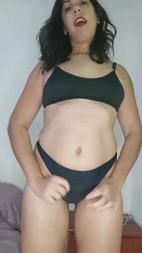 Amateur with a big ass exposes her tight pussy