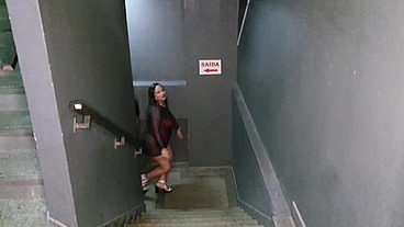 Fudendo no aquário com uma gostosa casada