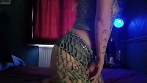 Une petite danse silencieuse et sensuelle dans une tenue incroyable (n'_est-ce ...