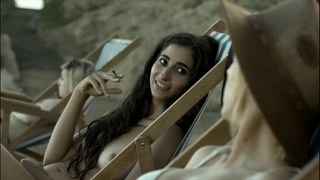 Girls on the beach - VIS A VIS