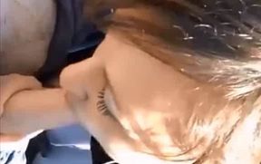 jessica avale tout dans la voiture