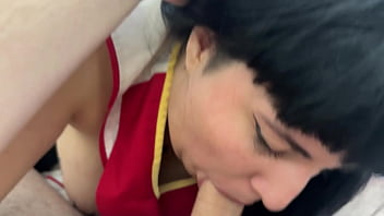 Profesora ayudando a que se le baje el Pipi a su Alumno preferido