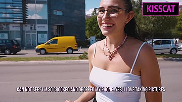 Public Agent no Helps Babe Find Losted Phone, but Fucked her for Comforts