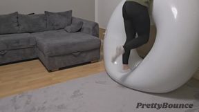 Riesiger Schwimmring wird bestraft. Druck und langsamer Luftverlust