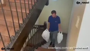 no te pierdas el video con este macho hetero, me da una mano con las compras y me ayuda a entrar a mi casa. a cambio me pide algo.