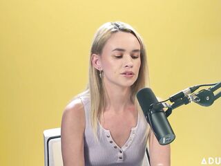 Breaking Shame Cycles & Being True to Yourself, with Khloe Kingsley! - the Adult Time Podcast