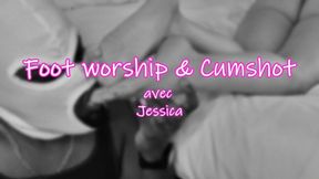 JESSICA - FOOT WORSHIP & CUMSHOT : Plantes de pieds brésiliennes aspergées pour la première fois !