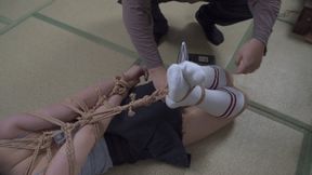 xr100-Tie the girl up like a pair of horses, then stimulate her with a vibrator and tickle her all over her body