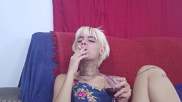 putinha se masturbando depois de fumar um cigarro