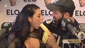 rainha hotwife num podcast fazendo um boquete babado pro apresentador