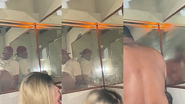 Realizando o fetiche do boy fumando um cigarro e mamando a pica dele, delícia de foda