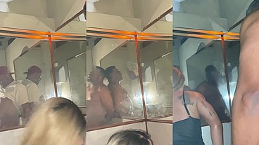 Realizando o fetiche do boy fumando um cigarro e mamando a pica dele, delícia de foda