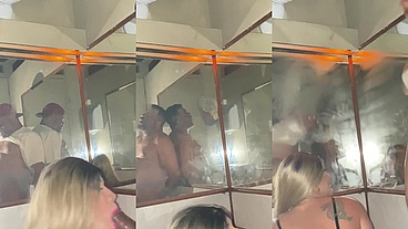 Realizando o fetiche do boy fumando um cigarro e mamando a pica dele, delícia de foda