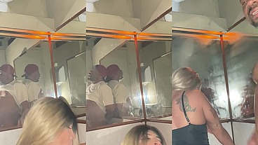 Realizando o fetiche do boy fumando um cigarro e mamando a pica dele, delícia de foda