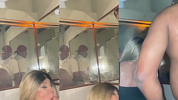 Realizando o fetiche do boy fumando um cigarro e mamando a pica dele, delícia de foda