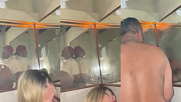 Realizando o fetiche do boy fumando um cigarro e mamando a pica dele, delícia de foda