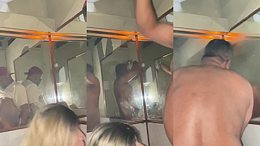 Realizando o fetiche do boy fumando um cigarro e mamando a pica dele, delícia de foda