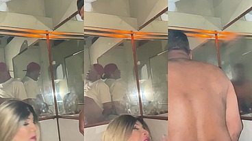 Realizando o fetiche do boy fumando um cigarro e mamando a pica dele, delícia de foda