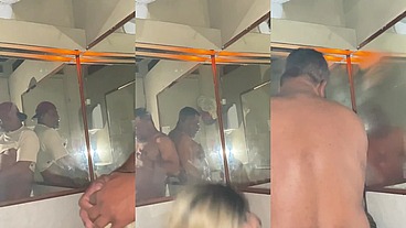Realizando o fetiche do boy fumando um cigarro e mamando a pica dele, delícia de foda