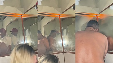 Realizando o fetiche do boy fumando um cigarro e mamando a pica dele, delícia de foda