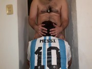 Oso coge a su amigo del futbol y se moja todo .