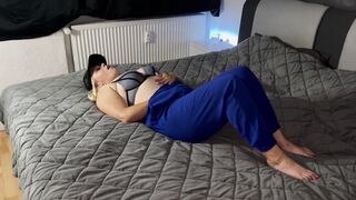 Masturbieren auf dem Bett im BH. Multiple Orgasmen Vorspiel vor dem unglaublichen Fuck mit Clyde