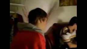 Viado abre a boca pro novinho.