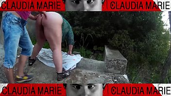Cualquier sitio vale para comer culo y coño de esta gorda viciosa que no para de pedir polla y que le coman todo el cuerpo.