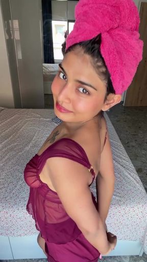 Homemade onlyfan shows off her tits
