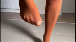 Girl pee heavily in nylon pantyhose