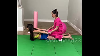 Stretch Mistress &amp_ Sasha Pearl الدكتورة بتدلك بزازي