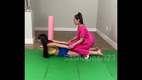 Stretch Mistress &amp_ Sasha Pearl الدكتورة بتدلك بزازي