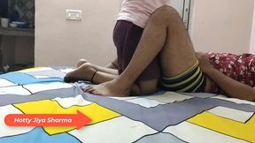 सौतेली मां को अकेले में नहाते देख रहा नहीं गया तो जबरदस्ती पकड़ कर उसकी चूचियों में अपना लन्ड रगड़ दिया।